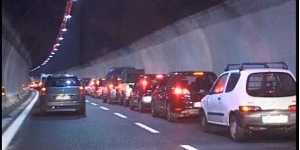 Primo giorno di saldi. Code in A1 per l'outlet di Barberino