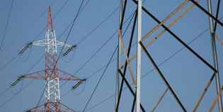 Bilancino. Cedono i cavi elettrici di un traliccio. Strada chiusa e traffico in tilt