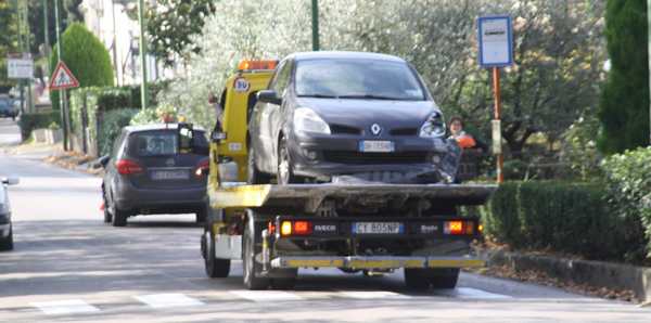 Ronta. Due auto si scontrano lungo il viale. Paura e danni....