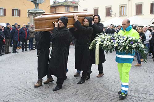 Vicchio. Chiesa gremita per l'ultimo saluto a Fabrizio.