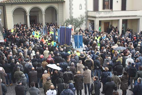 Vicchio. Chiesa gremita per l'ultimo saluto a Fabrizio.