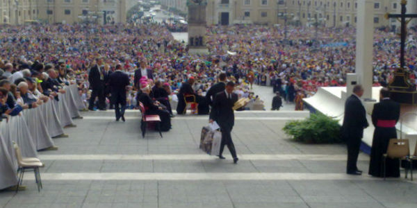 Lo scultore borghigiano Lukolic dona un'opera a Papa Francesco