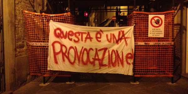 Borgo.Striscione polemico sul cantiere della Torre dell'orologio, foto