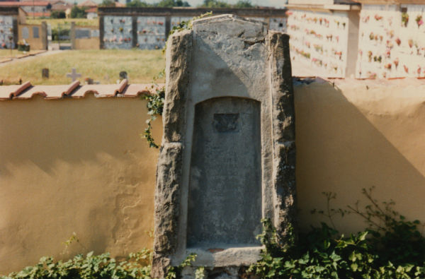 Luco. La lapide per Fido, i bambini e i restauri. Una storia mugellana...