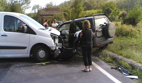 San Piero. Frontale tra auto e furgoncino, strada chiusa. Foto...