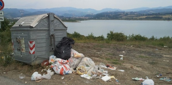 Bilancino. Divani, frigoriferi e materassi. Sponde invase dai rifiuti. Foto