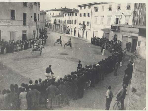 Borgo. Corse di cavalli in paese per San Lorenzo. Foto d'epoca...