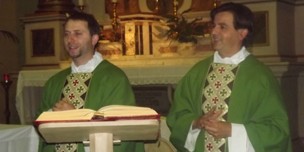 Don Gianni e Don Ivan celebrano la loro ultima messa a Borgo