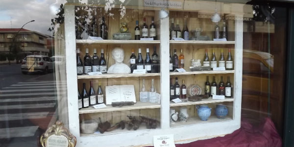 Una vetrina con i vini del Mugello