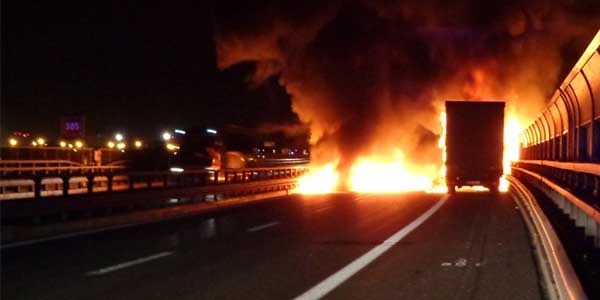 Camion in fiamme galleria invasa dal fumo