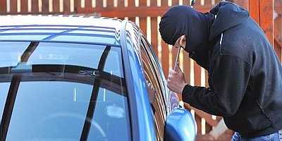 Sorpreso mentre scassina un'auto. Arrestato