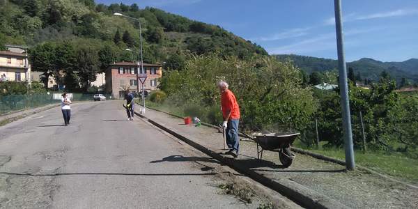 Con pala e carriola a pulire la strada. Il Mugello e i volontari