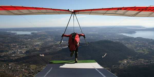 Si schianta col deltaplano. Muore a Pisa