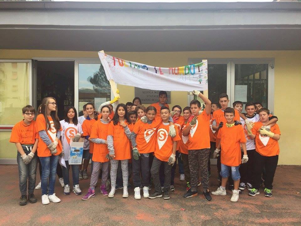 Alunni di Borgo 'puliscono il mondo'. Foto