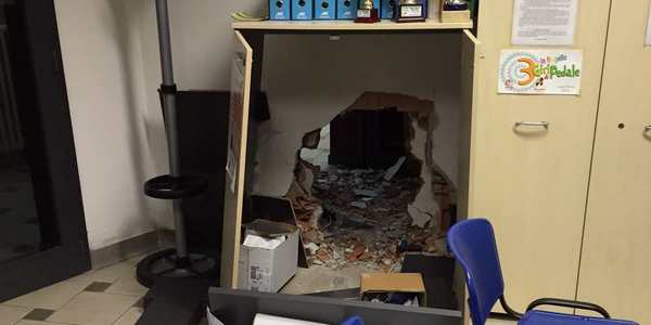 Furto alle piscine di Borgo. Asportata la cassaforte, danni per migliaia di euro