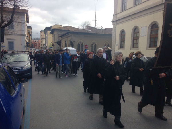 Niccolò, il funerale e il ricordo di amici e familiari. Il Mugello saluta il suo Angelo