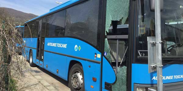 Vandali danneggiano bus di Autolinee Toscane