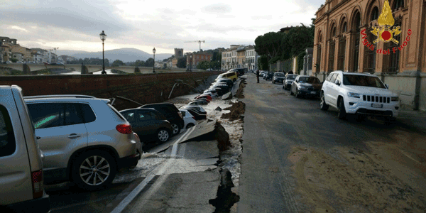 Firenze, voragine di 200 metri sul Lungarno. Gli aggiornamenti