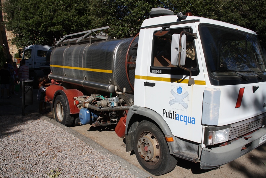 Borgo sanza acqua. In arrivo altre due autobotti (e siamo a 6)
