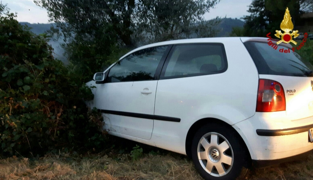 Perde il controllo dell'auto in fiamme. Incidente a Pelago