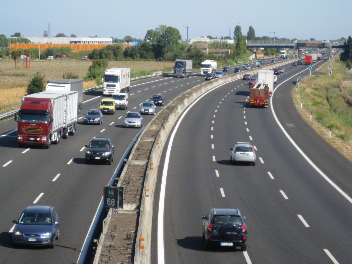 A1. Veicolo in fiamme all'altezza di Barberino (raccordo variante), code