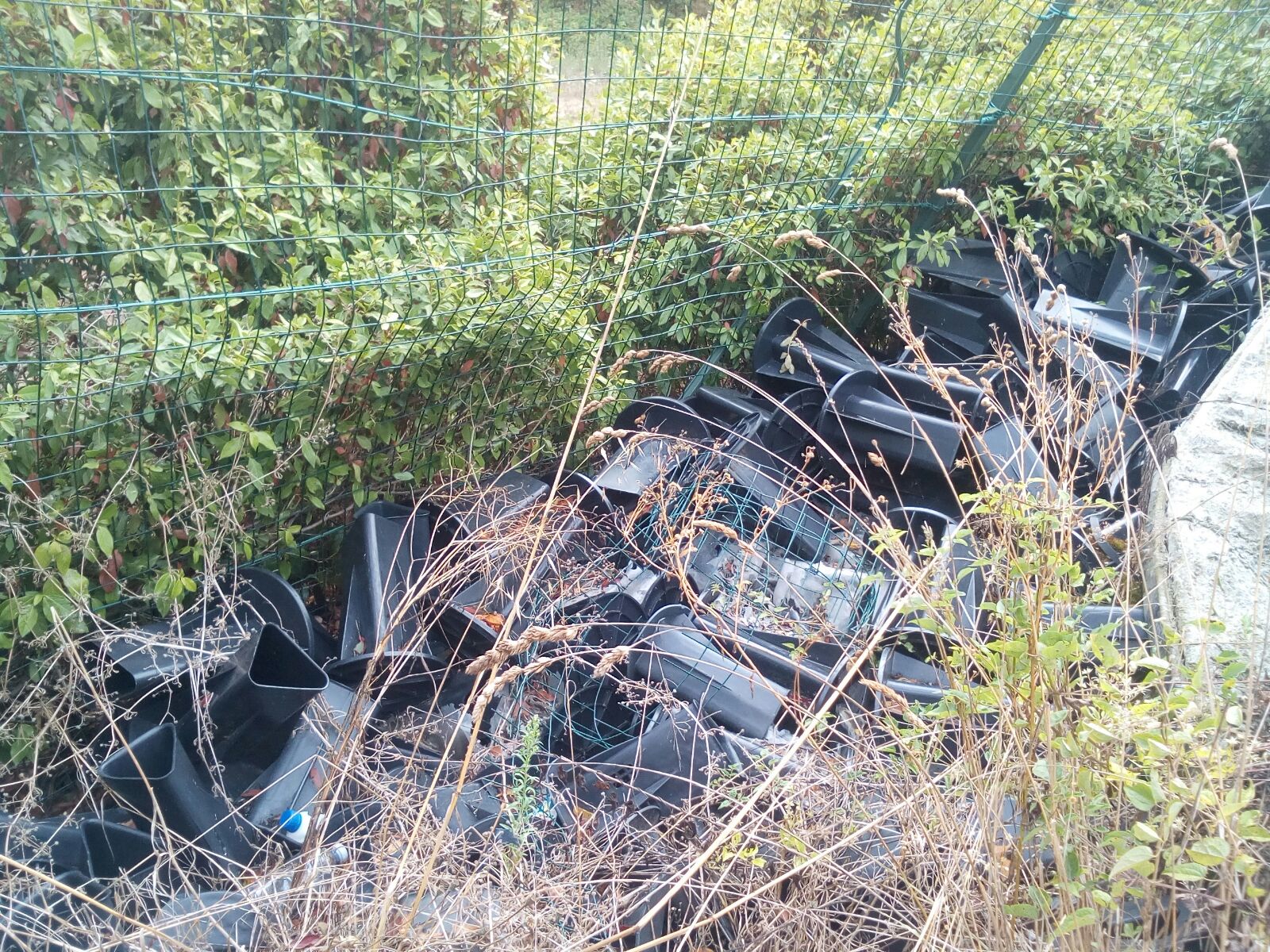 A San Piero, rifiuti e magazzino a cielo aperto