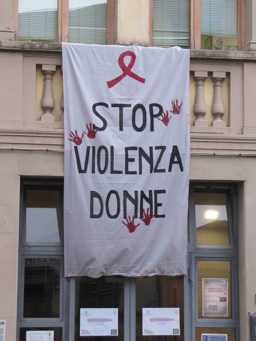 “Stop violenza donne”. Striscione delle “consigliere” nel palazzo comunale di Rufina