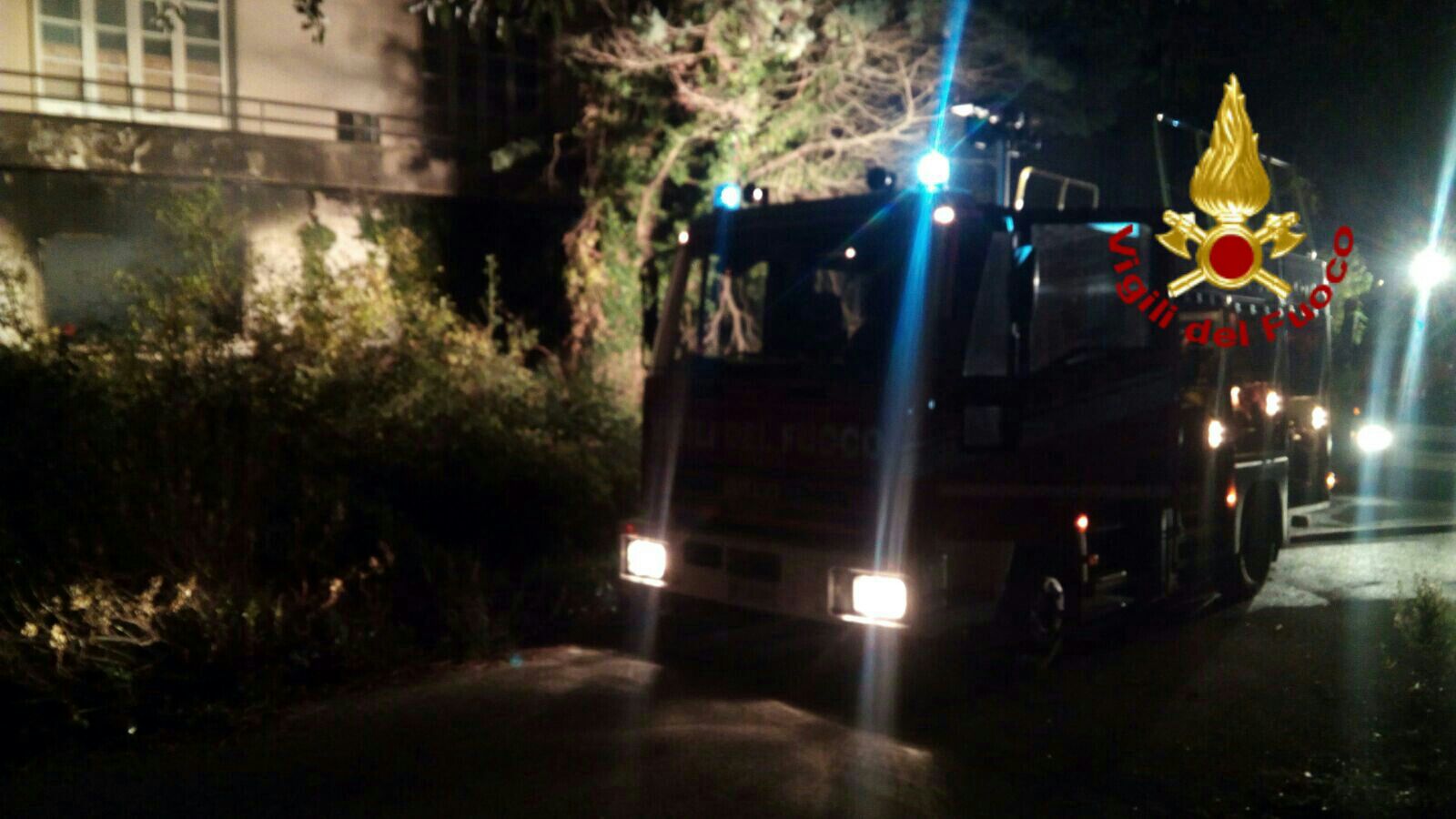 Incendio al Banti, arrivano i pompieri. L'ex sanatorio è un problema sempre più grande