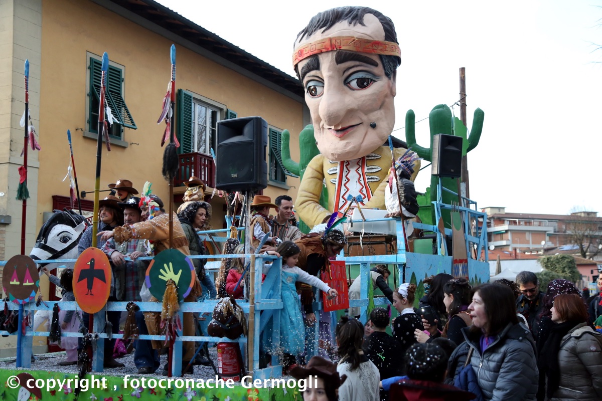 Splendida giornata per la festa del Carnevale Mugellano e del mercatino