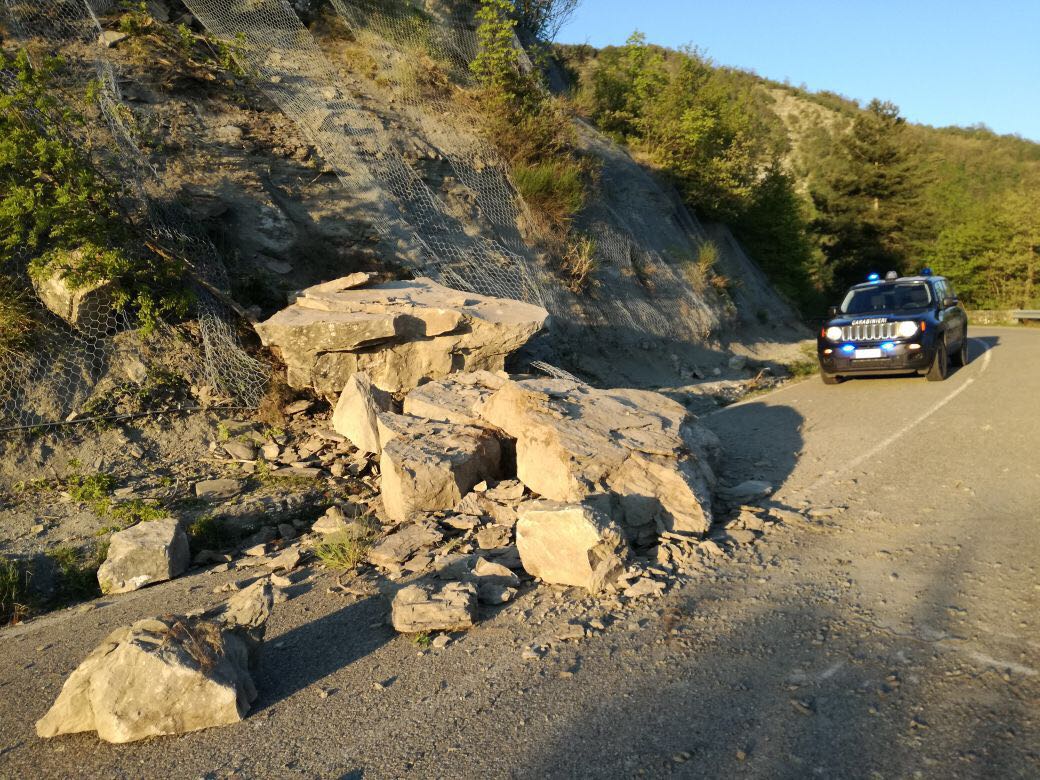 Massi in strada a San Godenzo. Arrivano i Carabinieri e una ruspa