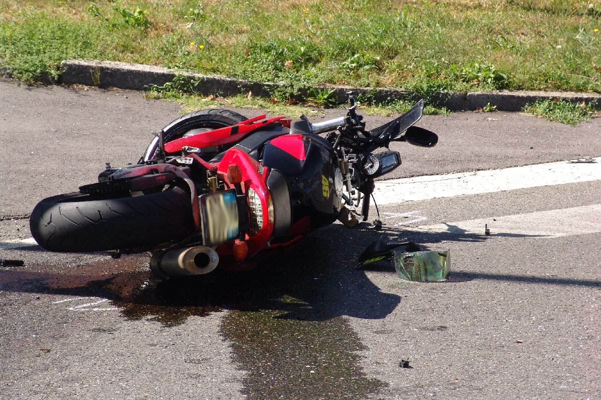Muore in moto sul Passo della Raticosa. Incidente domenica mattina