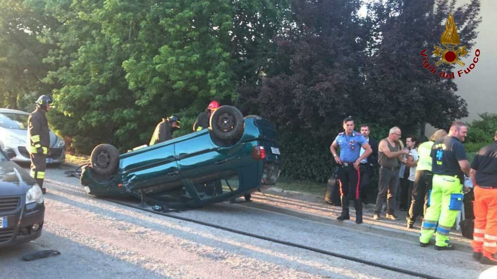 scontro-auto-borgo-vigili-fuoco1