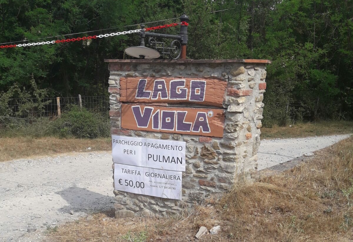 50 euro per parcheggiare i pullman vicino Barbiana. Denuncia della Fondazione contro i gestori del Lago Viola