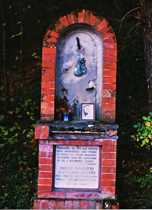 Vandali in azione. Danneggiato un tabernacolo sulla strada per le Salaiole. Foto e storia