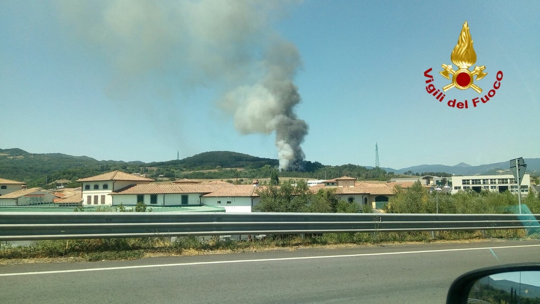 Bisarca in fiamme. Tratto chiuso in A1 verso Bologna, le fiamme estese al bosco