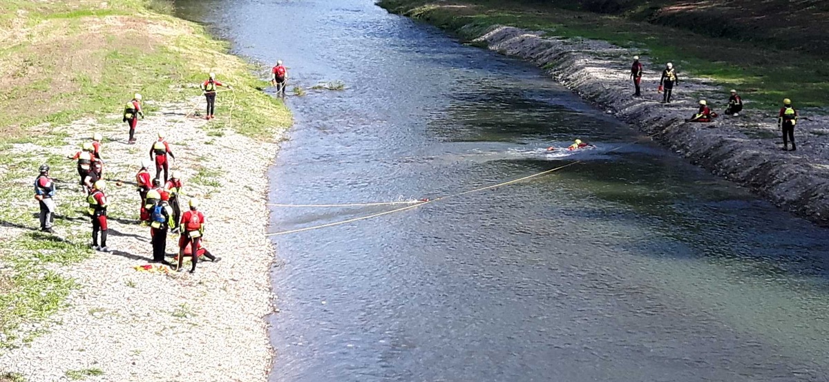 Protezione Civile. Volontari a lezione sulla Sieve, per 'soccorritore fluviale'. Foto