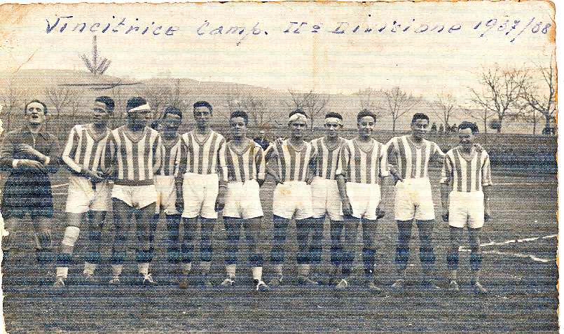 1937. La squadra della Vallecchi al Romanelli di Borgo. Foto del Giorno