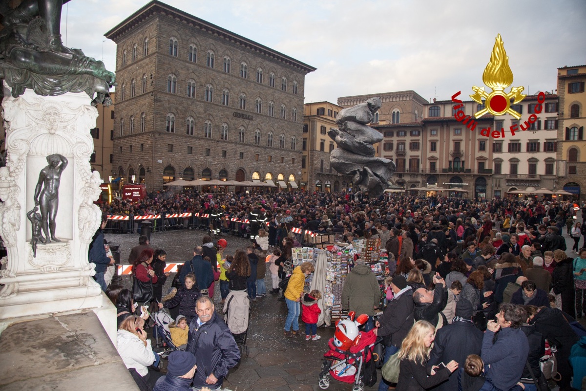 Il Pompiere Fabio Tani veste i panni della Befana per l'Ospedale Meyer