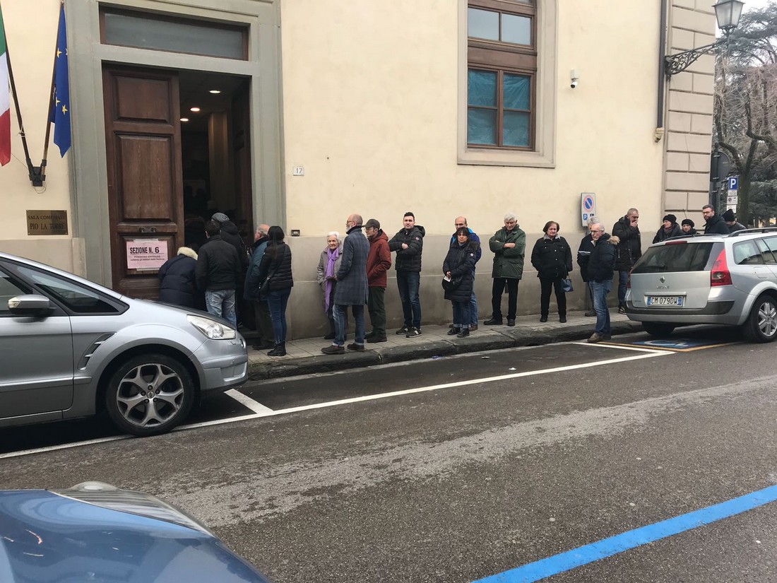 Voto: lunghe code ai seggi. L'affluenza in Mugello alle 12. Vaglia batte tutti con il 27,76%