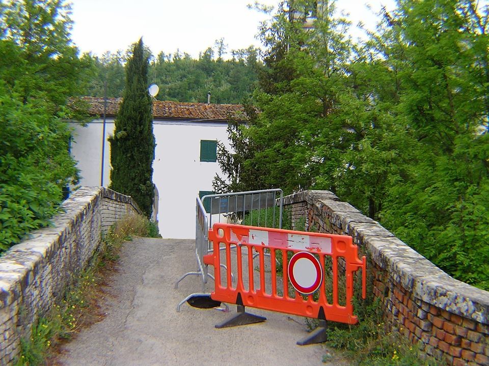 Campomigliaio. Chiuso ai veicoli il ponte sulla ferrovia, difficoltà per Chiesa e case