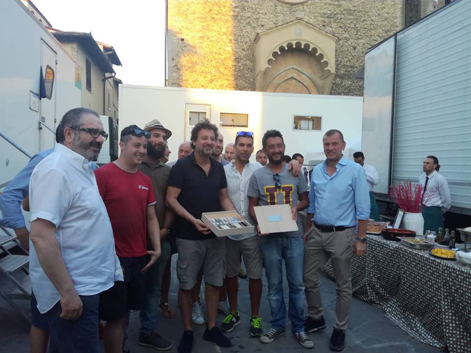 Scarperia. Riprese in corso... e le coltellerie omaggiano Pieraccioni