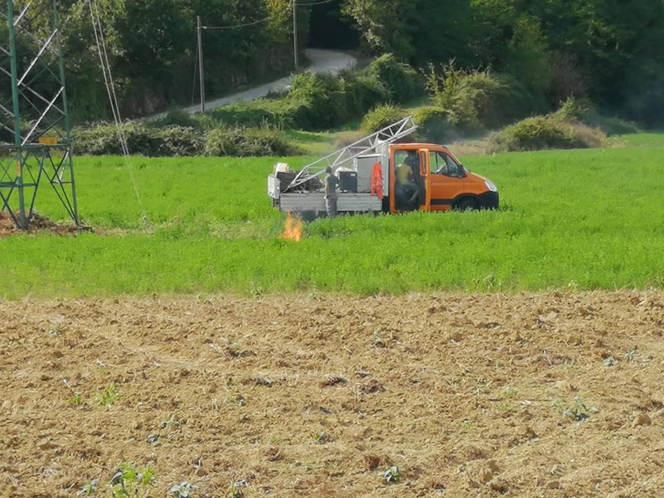 Scarti abbandonati (e bruciati) dopo l'intervento al traliccio. Una segnalazione