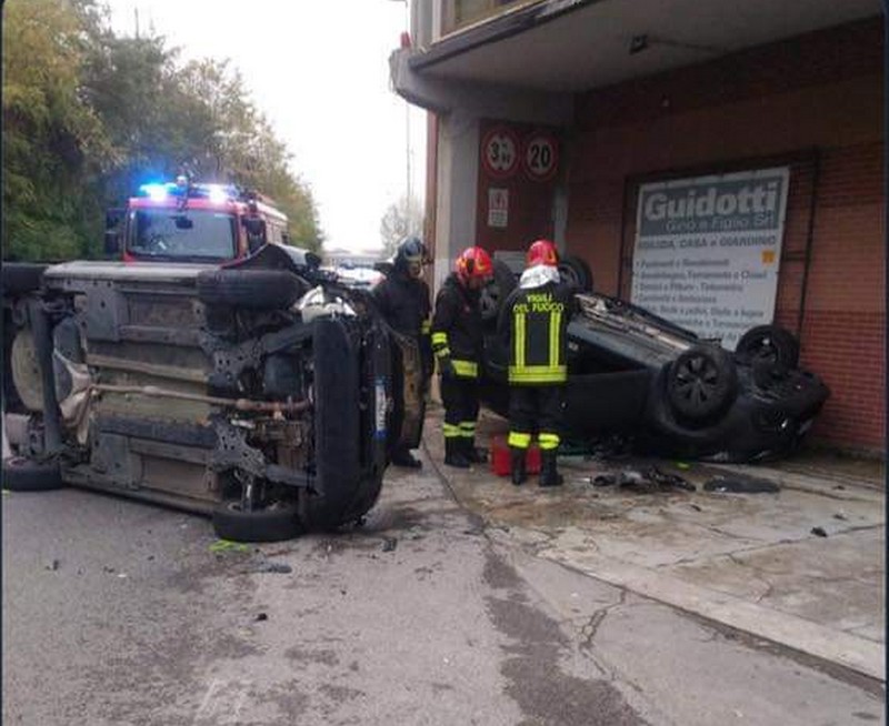 Incidente stradale al Colombaiotto: Due auto capovolte; sul posto 118 e Vigili del Fuoco.