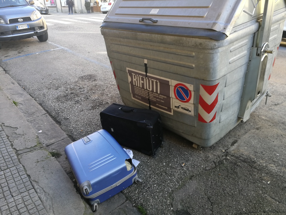 Non parto più... Anche trolley e valigie abbandonate a Borgo