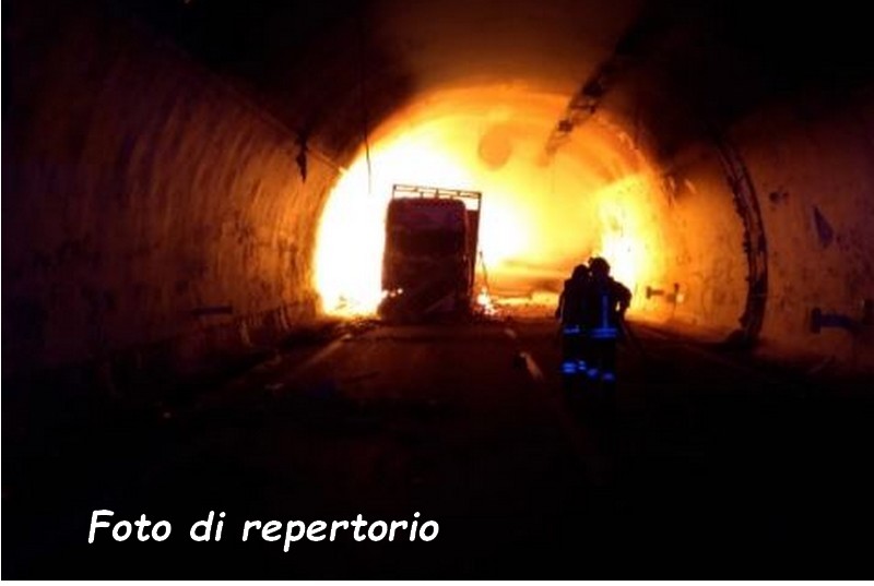 A1. Camion in fiamme in galleria. Chiusa la Direttissima in entrambe le direzioni