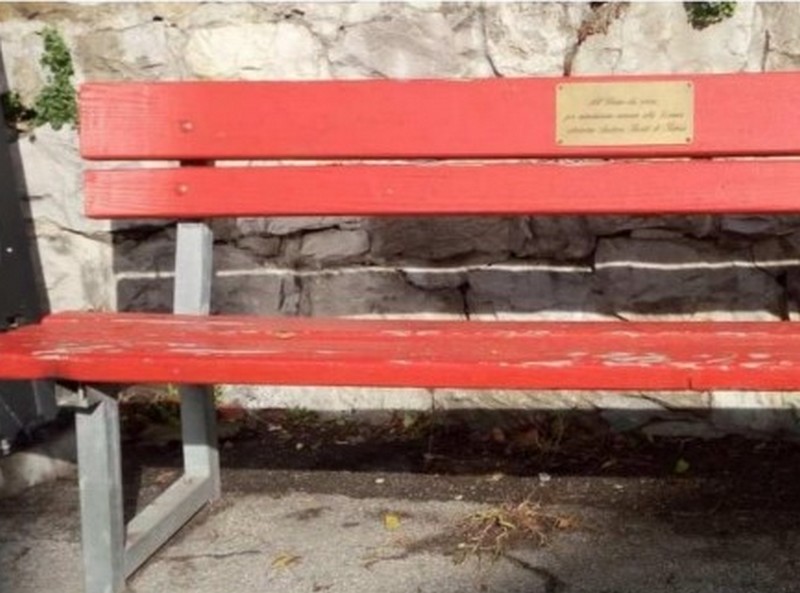 Pelago. Una panchina rossa contro la violenza sulle donne