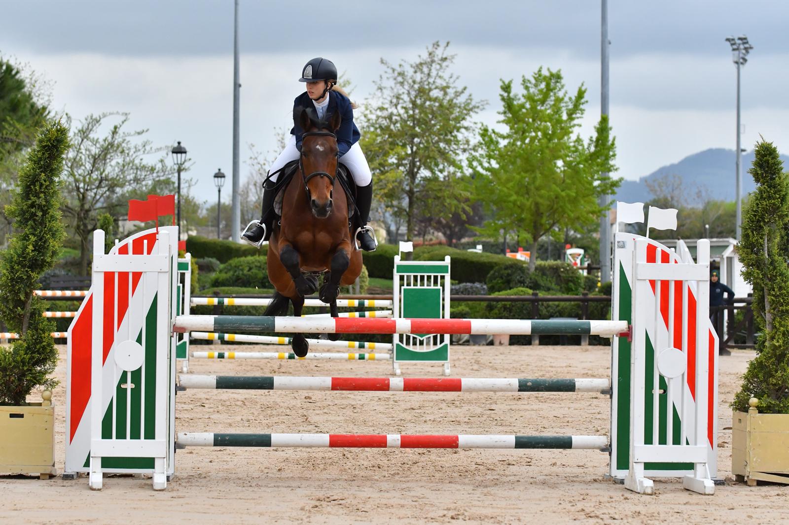 Salto ostacoli. Il Mugello brilla nell'equitazione, con Ornella Castella