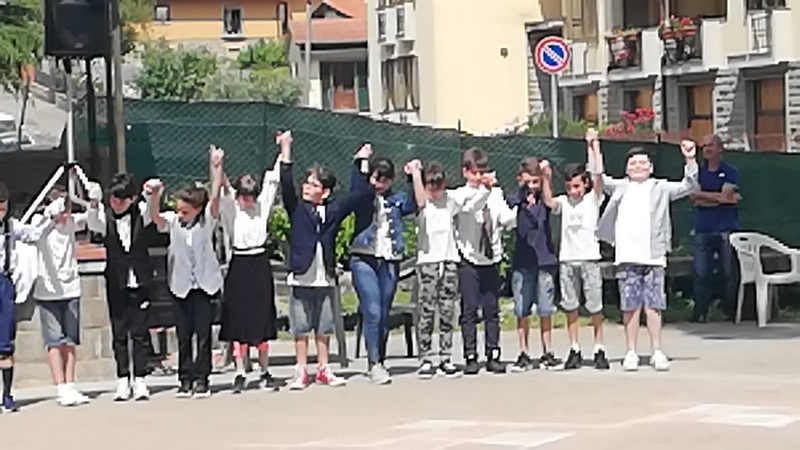 Ronta. Ieri il Saluto della Quinta, con i bambini della scuola. Bravi tutti