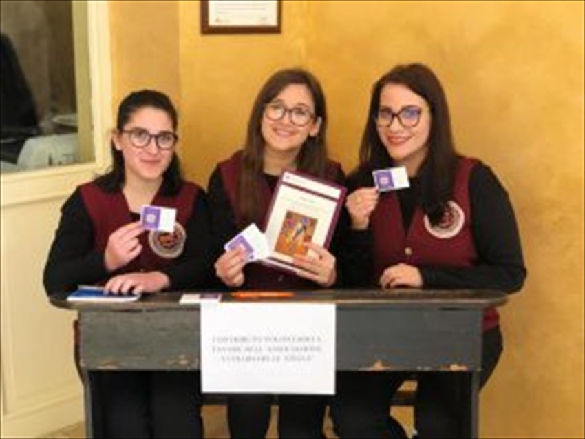 05 Ragazze del Liceo con il libro