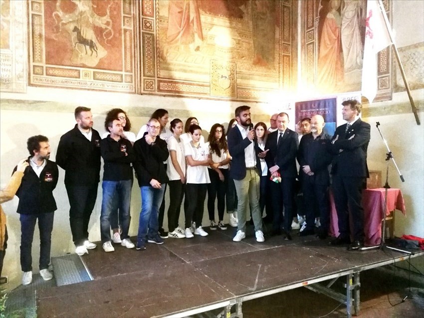 La squadra  “Palagiaccio Pallacanestro femminile Firenze” da parte di Cosimo Guccione (Ass. del Comune di Firenze)